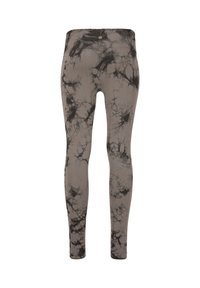 Mallas en un patrón de mármol gris y negro, hechas de un material elástico con un diseño ajustado y una cintura alta elástica.