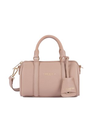 Petit sac à main rectangulaire en cuir beige avec double poignée, bandoulière amovible et étiquette attachée avec des détails en métal doré.