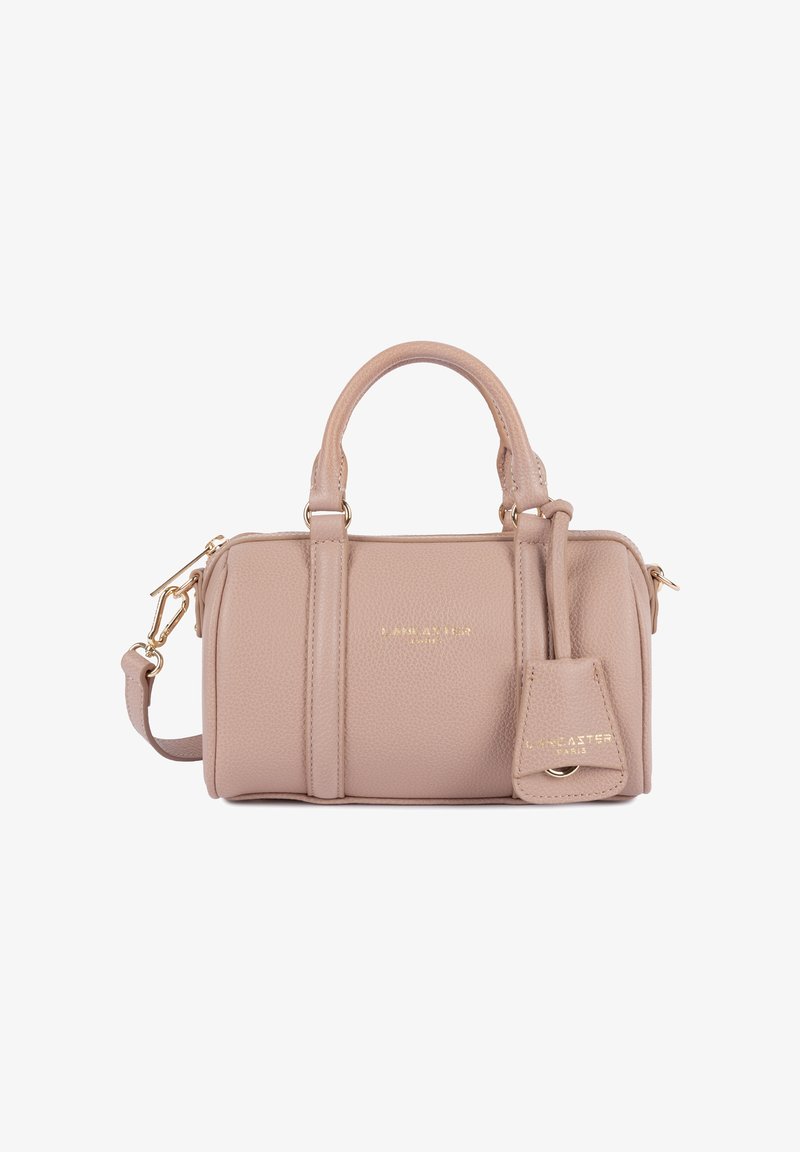 Petit sac à main rectangulaire en cuir beige avec double poignée, bandoulière amovible et étiquette attachée avec des détails en métal doré.