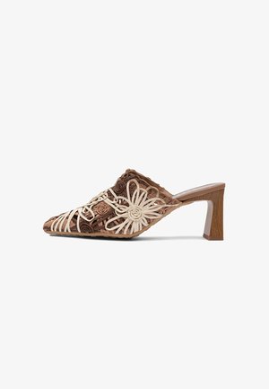 Bruine muiltjeschoen met middelhoge blokhak, voorzien van verfijnde geweven bloem- en swirlpatronen in beige en bruine tinten.