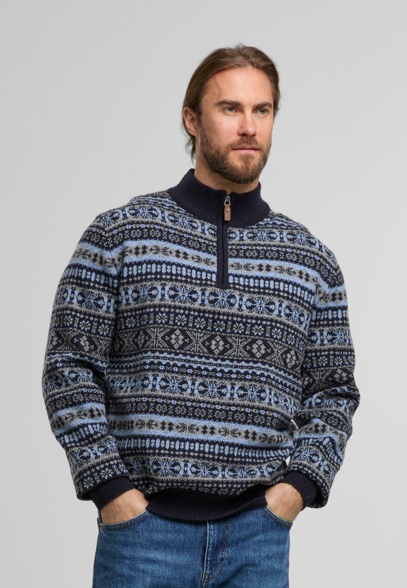 Navy- und hellblauer Pullover mit hohem Kragen, Reißverschluss und gerippten Bündchen, der geometrische und florale Muster aufweist.