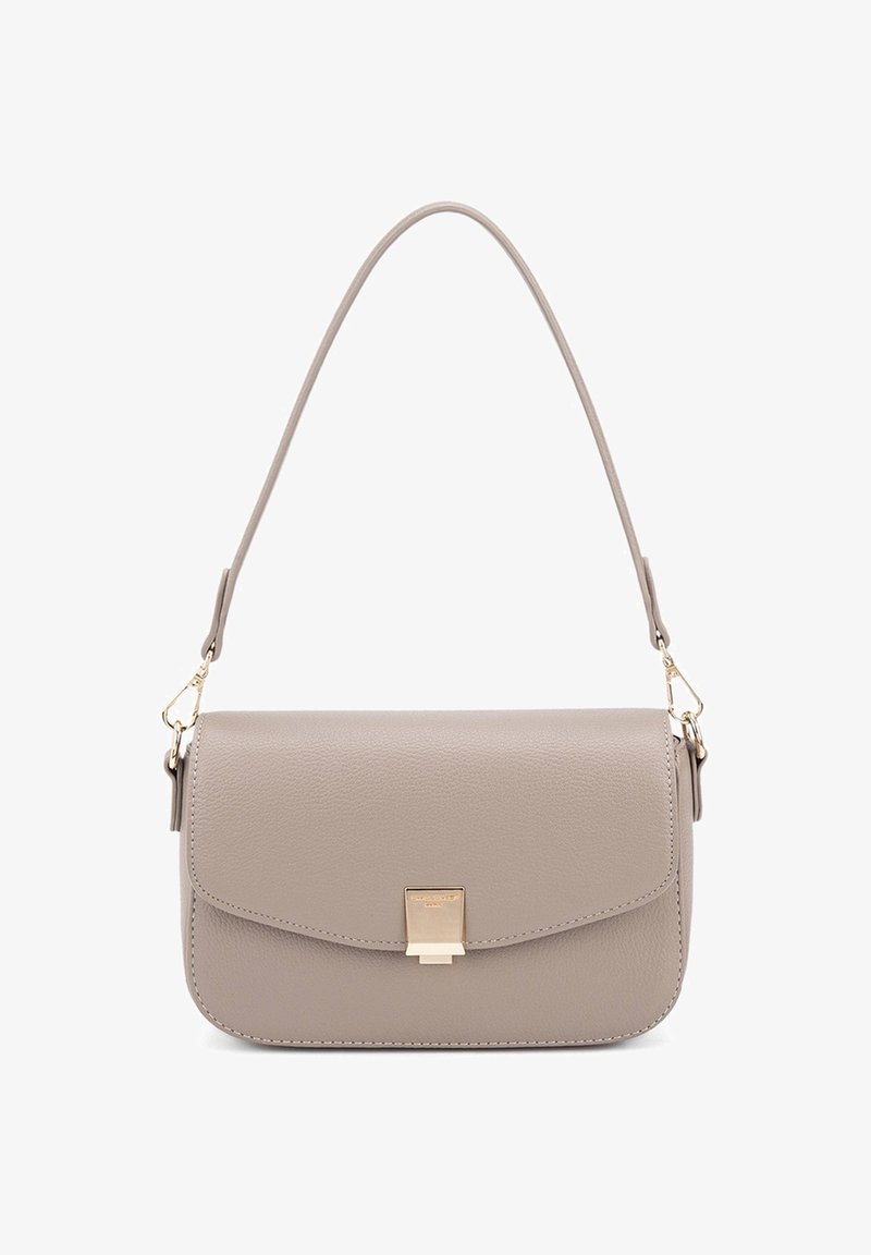 Borsa a tracolla in pelle grigia con forma strutturata, chiusura a pattina e dettagli in metallo dorato. Dotata di una sola tracolla per il trasporto.