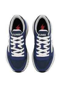 Sneakers sportive blu con lacci bianchi, dotati di una suola spessa, un logo sulla linguetta e accenti in contrasto neri e grigi.