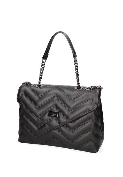 Zwarte, gewatteerde handtas met een chevronpatroon, voorzien van een kettingriem, een gladde textuur en een klein metalen logoplaatje aan de voorkant.