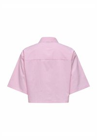 Korte ærmede cropped skjorte med et pink og hvidstribet mønster, knap-ned krave og et enkelt design.