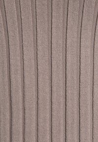 Gelaagd stof met verticale ribbelpatronen in een zachte mauve kleur, met een zachte, rekbare uitstraling en een subtiele glans.