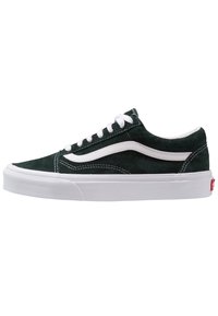 Dunkelgrüne Wildleder-Lowsneaker verfügen über einen weißen Leder-Seitenstreifen und weiße Schnürsenkel. Sie haben eine strukturierte weiße Gummisohle und ein rotes Logo-Tag.