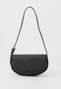 Schwarze Leder-Schultertasche mit geschwungenem Design, magnetischem Klappenverschluss und einem schmalen, verstellbaren Schulterriemen. Glatte Textur mit minimalistischen Akzenten.