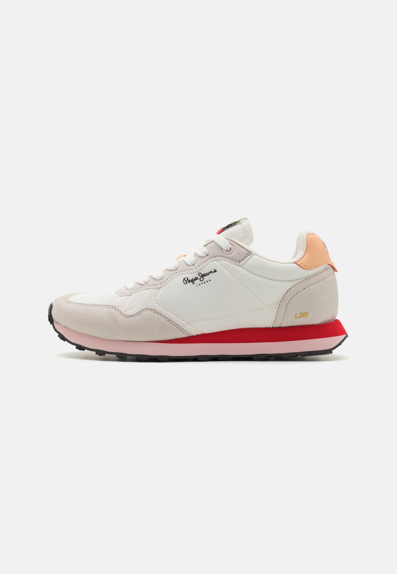 Letwight sneakers i hvid læder og grå ruskind, med en sål i pink og rød, og branding på siden og bagsiden i sort og guld.