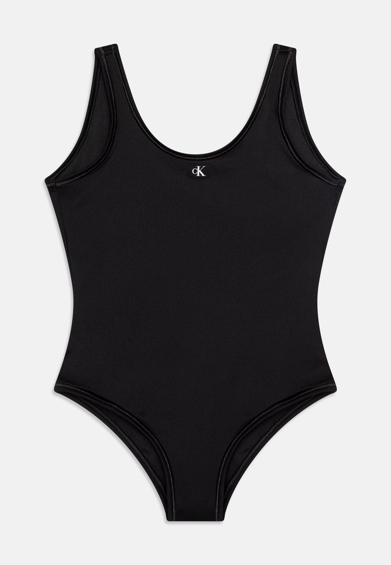 Melnas viengabala peldkostīms ar izgriezumu pie kakla, plašām siksnām un minimālistisku dizainu. Tam ir neliels logo uz krūtīm un gluda virsma.