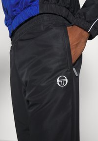Sergio Tacchini RYO TRACKSUIT - Melegítő - black/white/surf the web