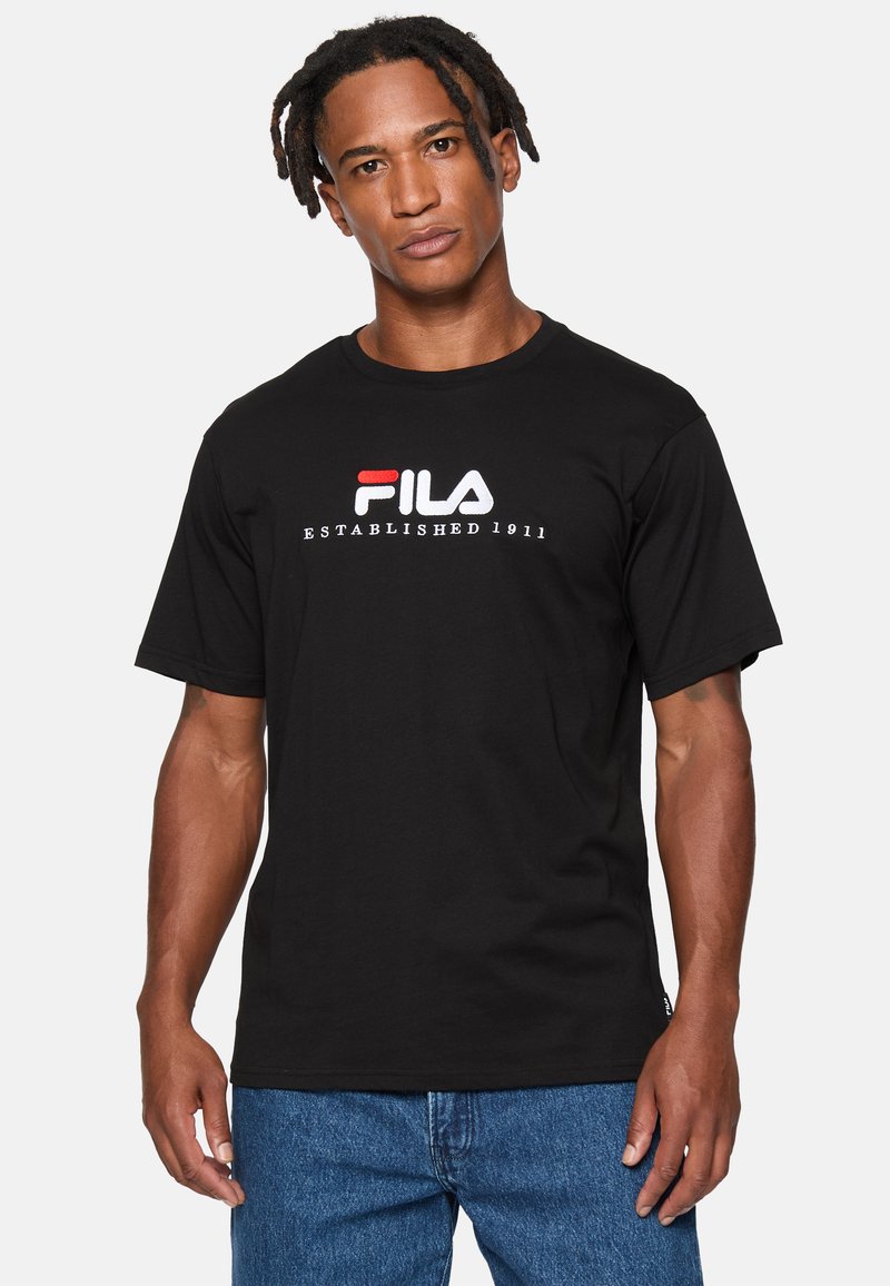 Sort bomulds T-shirt med et broderet "Fila" logo i hvid og rød samt "ETABLERET 1911" nedenunder. Klassisk crew neck design, korte ærmer.