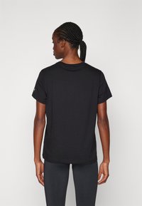 Champion GRAPHIC CREWNECK - Apdrukāts T-krekls - black