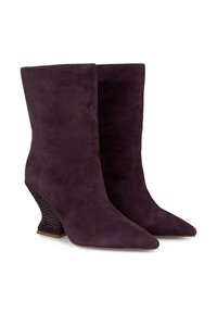 Bottines en suède violet avec des orteils pointus et des talons coniques texturés présentant un design décoratif en perles. Surface lisse, silhouette épurée.