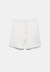Shorts décontractés blancs unis avec taille à cordon et poches latérales, présentés à plat sur un fond clair.