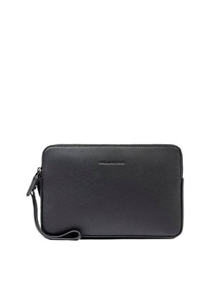 Bolso de muñeca de cuero negro con cierre de cremallera y correa en el lado izquierdo, forma rectangular con un sutil relieve de la marca en el centro.