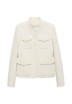 Chaqueta blanca texturizada con cuello mandarín, cierre de seis botones y dos bolsillos en el pecho. Presenta un corte entallado y una tela suave.