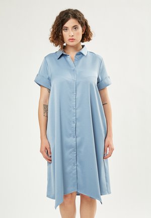 Himmelblaues, kurzärmliges Hemdkleid mit Kragen, das eine lockere Passform und einen asymmetrischen Saum aufweist. Glatte Textur, minimalistisches Design.