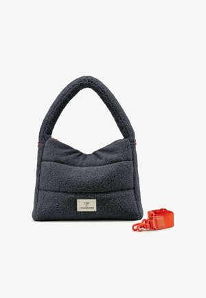 Borsa textured grigia scura con manico superiore arrotondato, tessuto morbido e tracolla arancione a contrasto. Presenta una piccola placca logo in argento.
