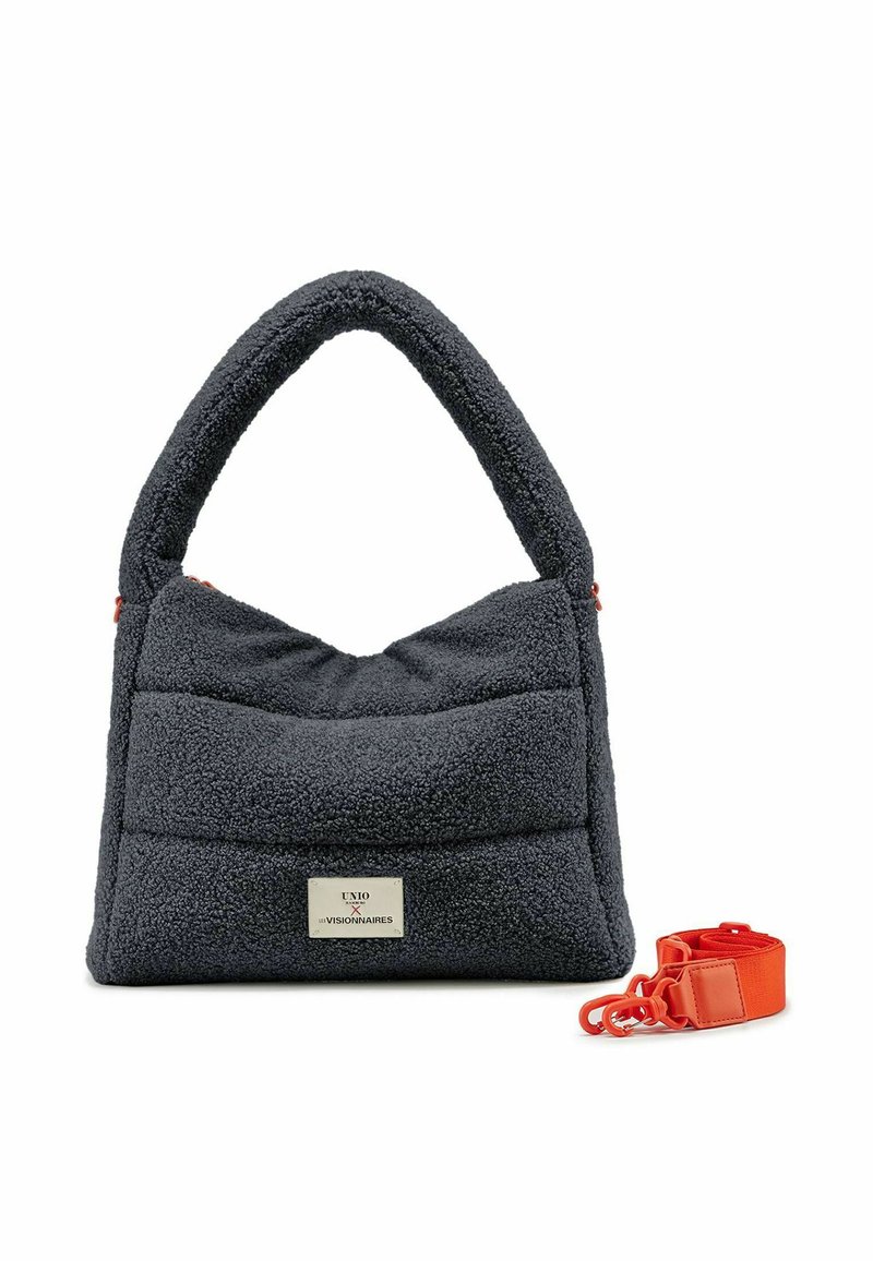 Borsa textured grigia scura con manico superiore arrotondato, tessuto morbido e tracolla arancione a contrasto. Presenta una piccola placca logo in argento.
