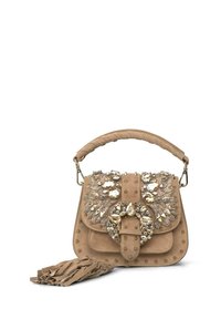 Sac à main en daim beige avec des embellissements en cristal décoratifs, des accents à clous, une poignée tressée et un grand verrou. Comprend un détail à franges.