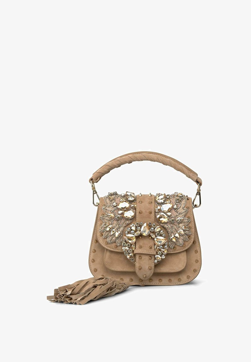 Sac à main en daim beige avec des embellissements en cristal décoratifs, des accents à clous, une poignée tressée et un grand verrou. Comprend un détail à franges.