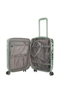 Maleta rígida en verde menta, con un interior espacioso y forro gris, bolsillos con cierre y un estuche cosmético extraíble. Ruedas dobles para mayor estabilidad.