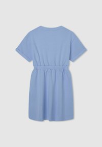 Světle modré šaty s krátkým rukávem, kulatým výstřihem, elastickým pasem a volným střihem, vyrobené z jemné a hladké tkaniny.