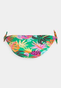 Mochila tipo fanny em padrão tropical verde, com padrões florais em rosa, laranja e roxo, com alças knotted e uma pequena etiqueta da marca.