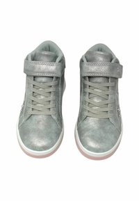 Sneaker alte grigie presentano una superficie liscia simile alla pelle, una cinghia attorno alla caviglia, un colletto imbottito e lacci testurizzati. Suola in gomma visibile.