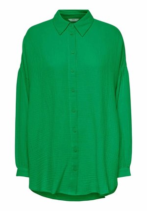Camisa de manga larga de color verde brillante con botones, cuello puntiagudo y ajuste ligeramente holgado, mostrada sobre un fondo blanco.