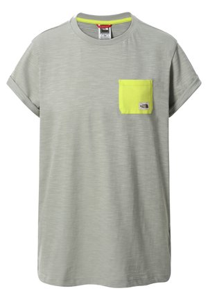T-shirt gris clair à manches courtes avec manches retroussées et une poche poitrine jaune vif avec le logo The North Face.