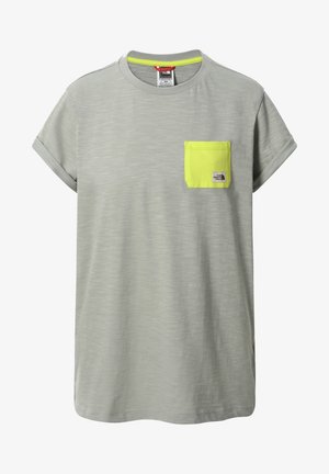 Jasnoszara koszulka z krótkim rękawem z podwiniętymi rękawami i jasną żółtą kieszenią na piersi z logo The North Face.