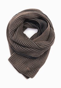 Écharpe rayée marron et marine avec une texture côtelée, en tissu doux, et une petite étiquette de logo sur le bord.