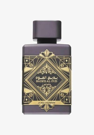 Mørk lilla flaske med firkantet form, prydet med gyldne geometriske mønstre og tekst. Toppen afsluttes med et cylindrisk låg. "Amethyst"-etiket ved bunden.