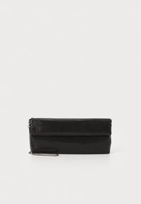 Borsa a mano nera metallizzata con superficie texturizzata e ricoperta di paillettes. Caratterizzata da una patta pieghevole e una tracolla per il trasporto. Design compatto.