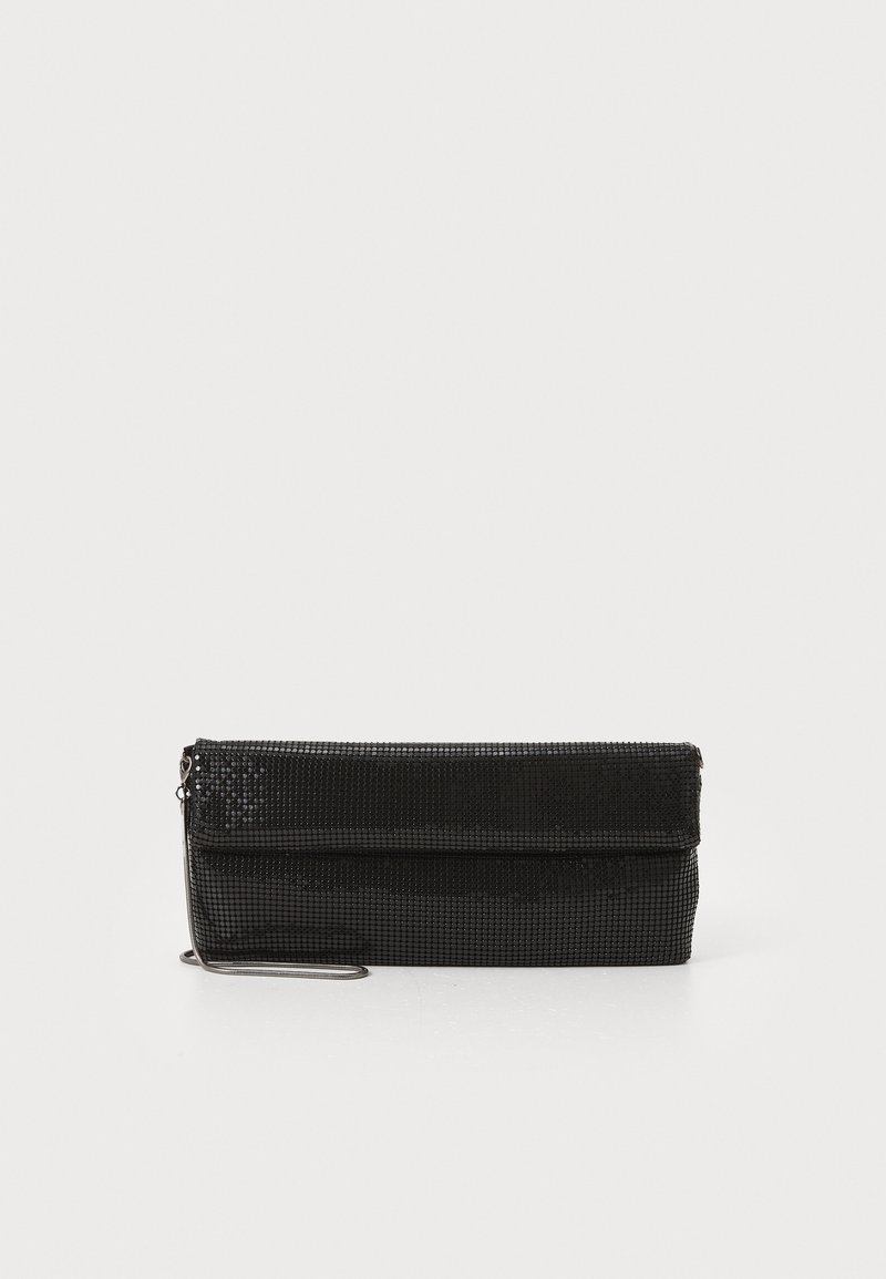 Borsa a mano nera metallizzata con superficie texturizzata e ricoperta di paillettes. Caratterizzata da una patta pieghevole e una tracolla per il trasporto. Design compatto.