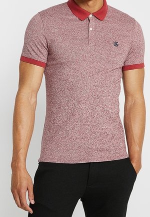 Polo rouge et gris moucheté avec un col rouge, une patte de boutonnage à deux boutons et un petit logo sur la poitrine. Manches courtes et design ajusté.