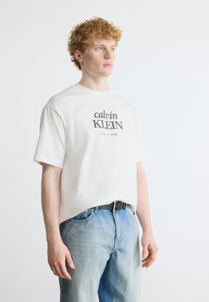 Calvin Klein Jeans DIAMOND GRAP - T-shirt imprimé - bright white