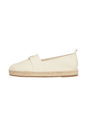 Beige instap-espadrille met gevlochten juten zool, stoffen bovenwerk, decoratieve band en hiel lus, zijaanzicht op witte achtergrond.