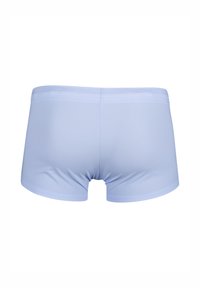 Helle blaue, enganliegende Badeshorts aus glattem Material mit einem elastischen Bund und einer Länge bis zur Mitte des Oberschenkels, die ein schlichtes Design aufweisen.