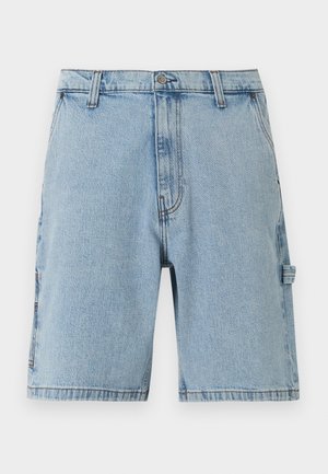 Shorts en denim bleu clair avec bouton frontal, passants de ceinture, poches latérales et un petit détail en boucle sur la jambe droite.