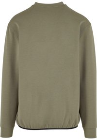 Sweat-shirt vert olive avec un col rond, des manches longues et un ourlet côtelé. Texture de tissu lisse avec une coupe légèrement ample et décontractée.