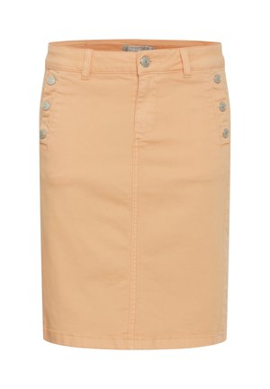 Jupe en denim couleur pêche avec cinq boutons en métal sur le côté gauche, coupe droite, poches avant, et un ourlet qui se situe juste au-dessus du genou.