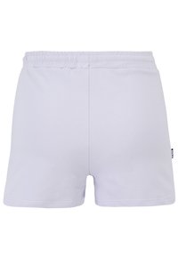 Pantalones cortos de algodón blancos con una cinturilla elástica, que presentan una textura suave y una pequeña etiqueta de marca en el lado izquierdo.
