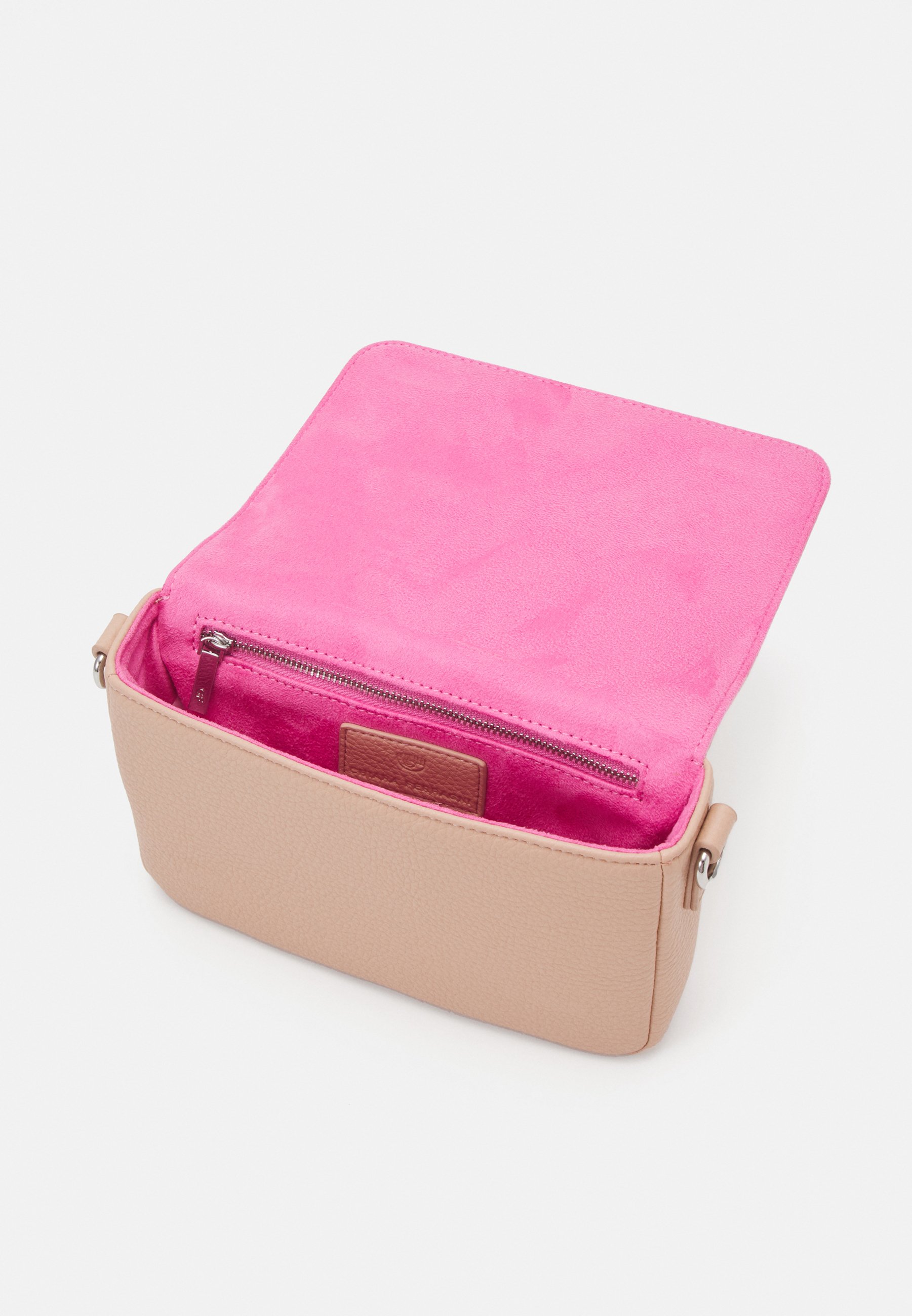 【CHIARA FERRAGNI】ストラップ付きレザー小物 Chiara Ferragni ヴィキ エナメルバッグ ミニ | ブラック