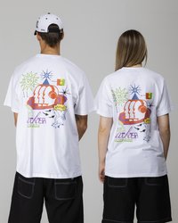 Hvide bomulds t-shirts med farverige grafiske prints på ryggen, der viser et muslingedesign, solen og abstrakte former.