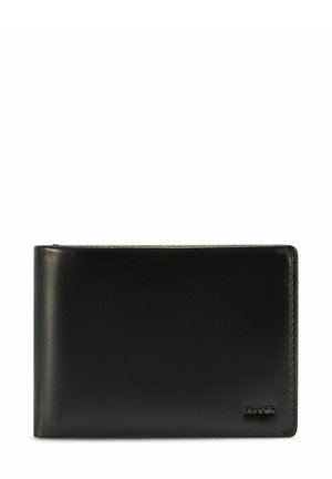 Czarny skórzany portfel o gładkiej fakturze, z dwudzielnym designem i subtelnym logo w prawym dolnym rogu. Widoczne są detale przeszycia na krawędziach.