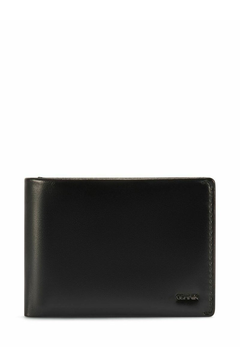 Czarny skórzany portfel o gładkiej fakturze, z dwudzielnym designem i subtelnym logo w prawym dolnym rogu. Widoczne są detale przeszycia na krawędziach.