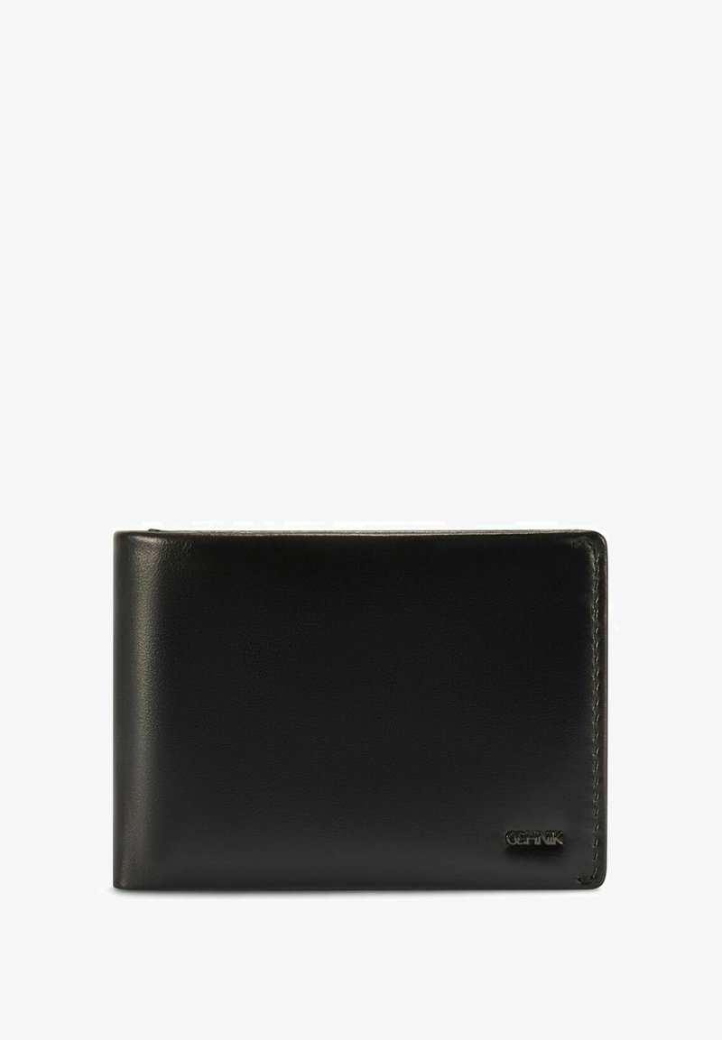 Czarny skórzany portfel o gładkiej fakturze, z dwudzielnym designem i subtelnym logo w prawym dolnym rogu. Widoczne są detale przeszycia na krawędziach.